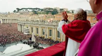 Benedicto XVI en la logia de bendición de la Basílica de San Pedro después del anuncio de su elección como Papa, el 19 de abril de 2005. Crédito: Vatican Media.