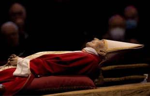 Cuerpo de Benedicto XVI en la Basu00edlica de San Pedro. Cru00e9dito: Daniel Ibu00e1u00f1ez / ACI Prensa. 