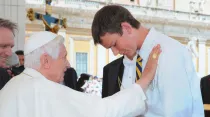 El Papa Benedicto XVI bendice al P. Peter Srsich en junio de 2012, cuando tenía 17 años. Crédito: Facebook RevPeter Srsich