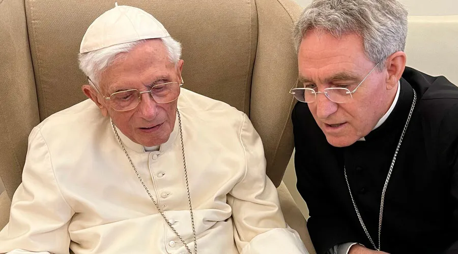 El Papa Emérito Benedicto XVI y su secretario, Mons. Georg Gänswein. Crédito: Die Tagespost Stiftung