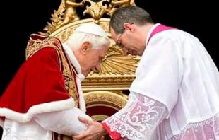 Benedicto XVI y Mons. Guido Marini. Cru00e9dito: Vatican Media 