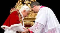 Benedicto XVI y Mons. Guido Marini. Crédito: Vatican Media
