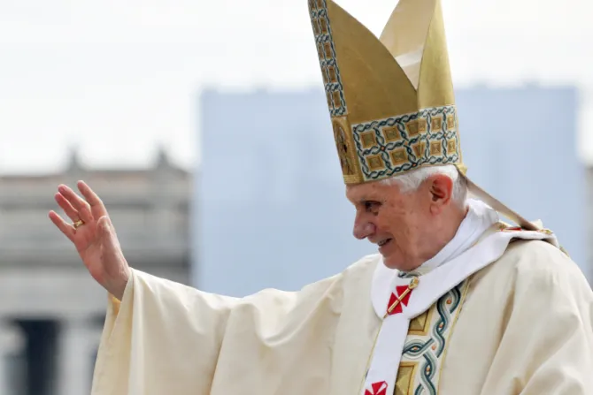 Cardenal Bagnasco: Espero que Benedicto XVI sea pronto declarado Doctor de la Iglesia