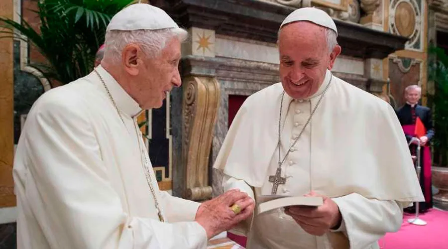 Benedicto y Francisco en el Vaticano en la celebración de los 65 años de sacerdote del Papa Emérito. Foto: L'Osservatore Romano?w=200&h=150