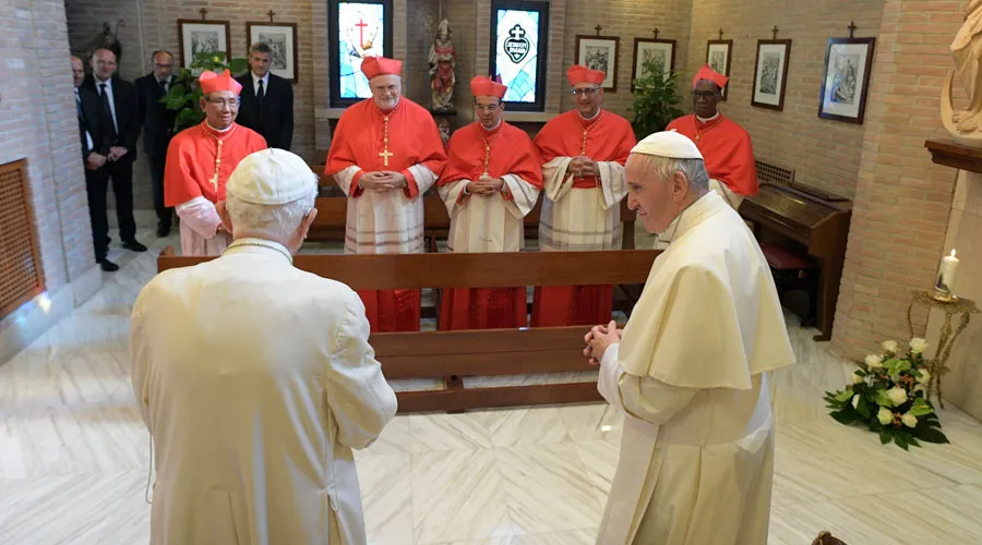 Benedicto XVI, el Papa Francisco y los 5 nuevos cardenales. Foto: L'Osservatore Romano?w=200&h=150