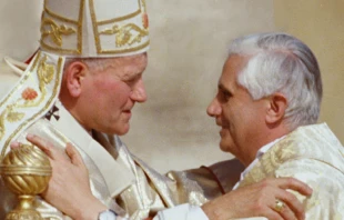El Papa San Juan Pablo II saluda al Cardenal Joseph Ratzinger durante su investidura el 22 de octubre de 1978. Cru00e9dito: Vatican Media 