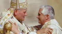 El Papa San Juan Pablo II saluda al Cardenal Joseph Ratzinger durante su investidura el 22 de octubre de 1978. Crédito: Vatican Media