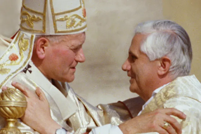 Juan Pablo II no tomaba decisiones doctrinales sin consultar a Benedicto XVI, revelan
