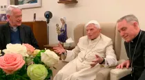 El Papa Emérito con el P. Federico Lombardi y Mons. Georg Gänswein. Crédito: Fundación Joseph Ratzinger - Benedicto XVI