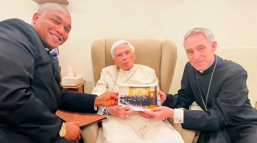 P. Maurice Ashley Agbaw-Ebai junto a Benedicto XVI y Mons. Georg Gänswein. Crédito: Saint John's Seminary de Boston?w=200&h=150