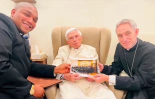 P. Maurice Ashley Agbaw-Ebai junto a Benedicto XVI y Mons. Georg Gu00e4nswein. Cru00e9dito: Saint John's Seminary de Boston 