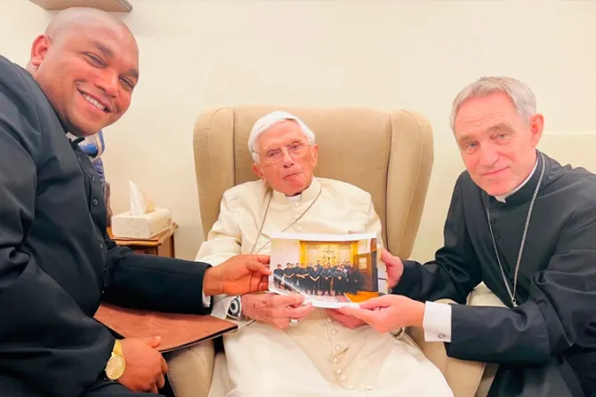Sacerdote visita y se toma fotos con Benedicto XVI: Oré por este día por más de 21 años