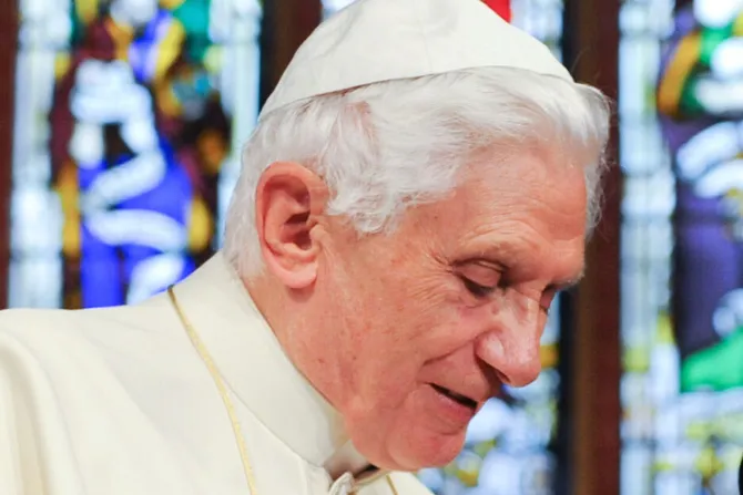 Benedicto XVI no ha perdido la voz, asegura su secretario personal