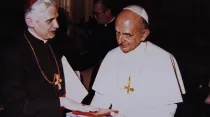Joseph Ratzinger (Benedicto XVI) con el Papa San Pablo VI. Crédito: Jormal O Bom Catolico (CC BY 2.0)