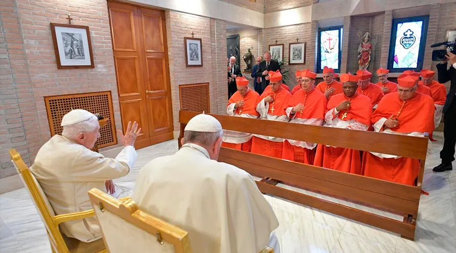 El Papa Francisco y el Papa Benedicto XVI bendicen a los nuevos Cardenales. Foto: Vatican Media?w=200&h=150