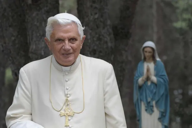Secretario de Benedicto XVI: El Papa Emérito está físicamente “bastante débil”