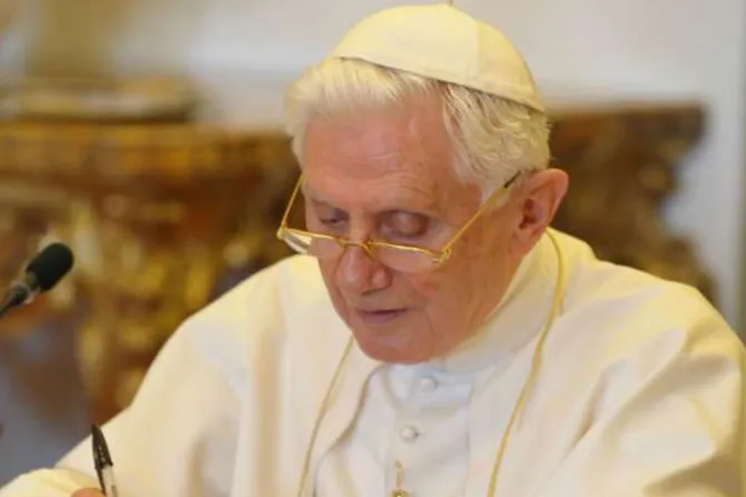 En cartas privadas Benedicto XVI defiende su renuncia y el título de Papa Emérito