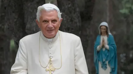 Benedicto XVI está “lleno de entusiasmo por la vida”, asegura su secretario personal
