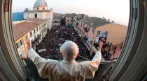 Benedicto XVI se despide de los fieles en Castel Gandolfo, el 28 de febrero de 2013. Crédito: Vatican Media