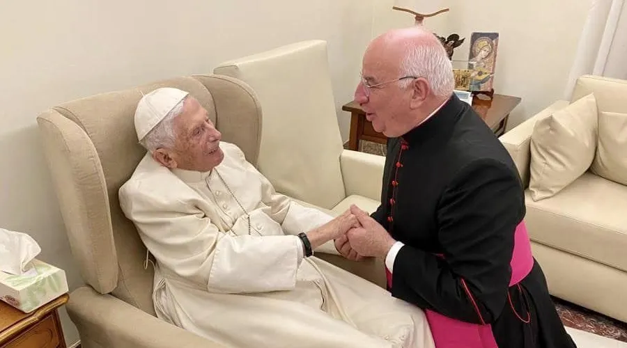 Papa Emérito Benedicto XV y Mons. Francesco Camaldo, 24 de noviembre de 2022. Crédito: Fundación vaticana Joseph Ratzinger