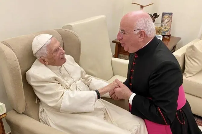 Benedicto XVI recibió hoy la visita de un viejo amigo sacerdote   