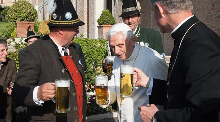 Benedicto XVI brindando con cerveza / Foto: L´Osservatore Romano