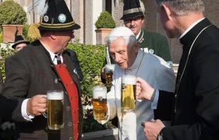 Benedicto XVI brindando con cerveza / Foto: Lu00b4Osservatore Romano 