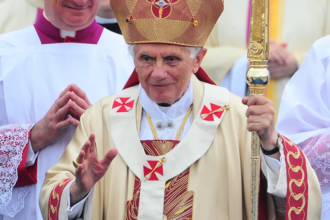 Benedicto XVI: En la familia se experimenta que realización del ser humano es dar
