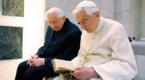 Papa emérito Benedicto VI y su hermano Georg en el Vaticano en una imagen de archivo. Crédito: Vatican Media. 