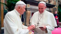 Benedicto XVI y el Papa Francisco en un encuentro anterior - Foto: Vatican Media / ACI Prensa