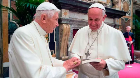 ¡Nos está mirando por TV!: Papa Francisco y jóvenes de JMJ mandan saludos a Benedicto XVI