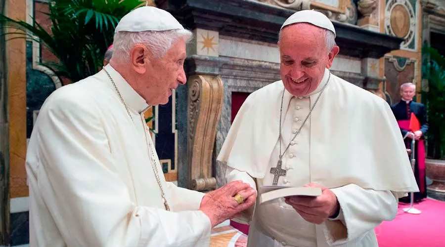 Benedicto XVI y el Papa Francisco en un encuentro anterior - Foto: Vatican Media / ACI Prensa?w=200&h=150