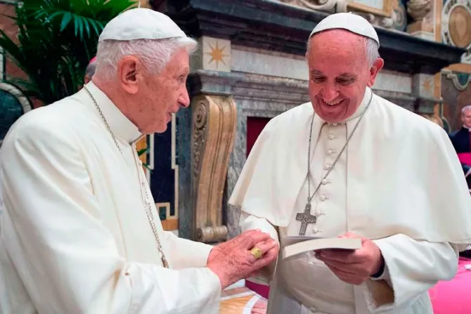 Papa Francisco visita a Benedicto XVI para saludarlo por Pascua