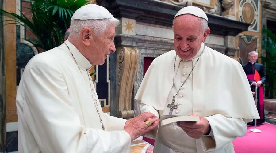 Benedicto XVI y el Papa Francisco / Foto: L'Osservatore Romano