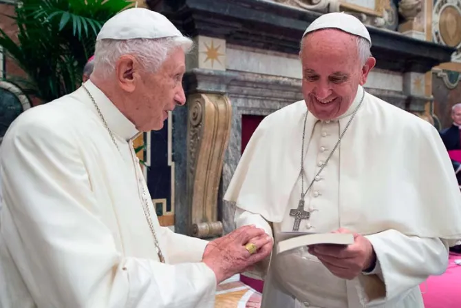 Benedicto XVI y Francisco. El Cardenal Müller habla sobre la presencia de dos Pontífices