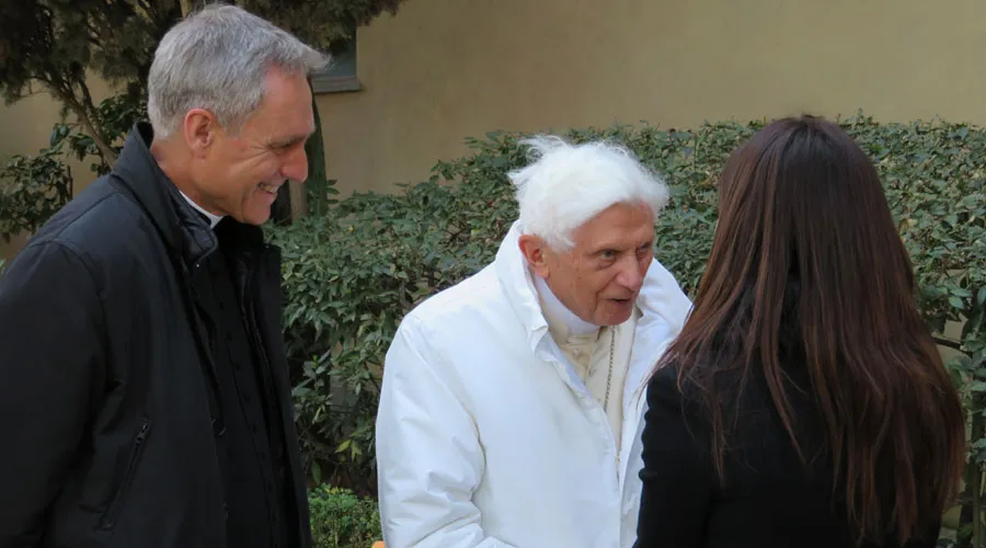 Mons. Georg Ganswein y Benedicto XVI saludan a una periodista del Grupo ACI en Roma. Foto: ACI Prensa?w=200&h=150