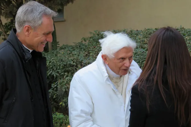 Benedicto XVI tiene un cuaderno privado para sus homilías, revela secretario personal