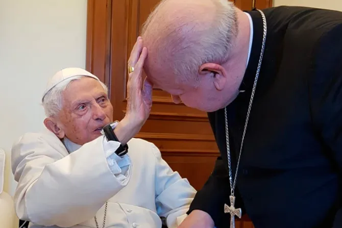 Estas son las primeras fotos de Benedicto XVI tras su cumpleaños 95