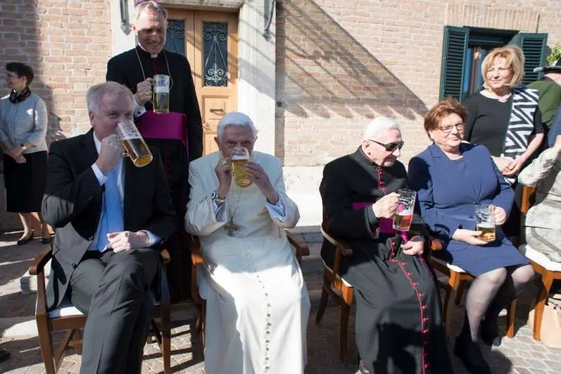 Benedicto XVI bebe una cerveza en la celebración por su 90 cumpleaños. Foto: L'Osservatore Romano (LOR). Todas las fotos de esta nota son de LOR?w=200&h=150