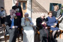 Benedicto XVI bebe una cerveza en la celebración por su 90 cumpleaños. Foto: L'Osservatore Romano (LOR). Todas las fotos de esta nota son de LOR