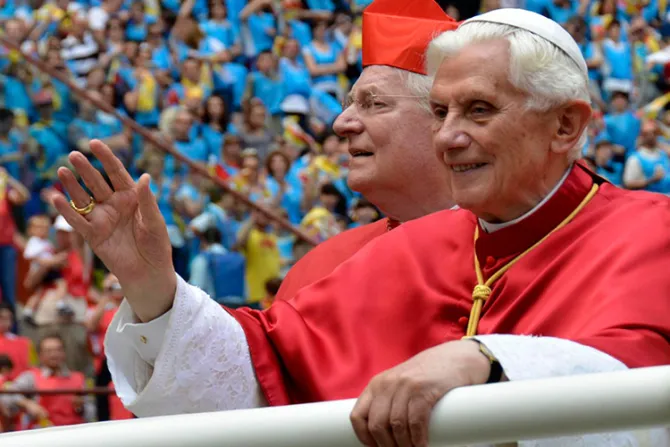 Benedicto XVI saluda a “su” párroco