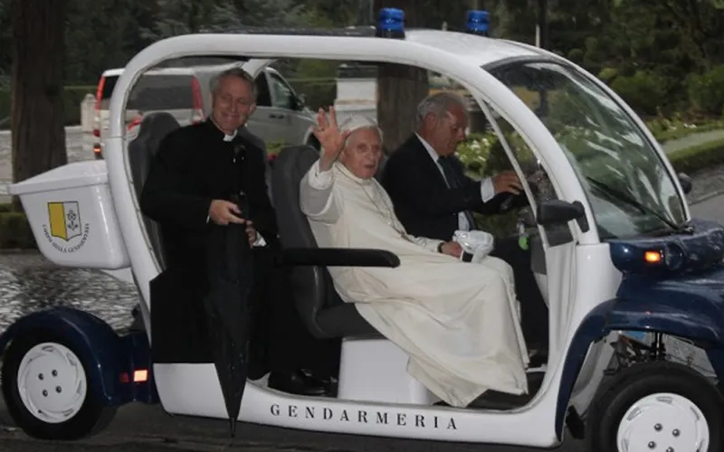 El Papa emérito Benedicto XVI recorre los jardines vaticanos en junio de 2015. Foto: Diócesis de Faenza y Modigliana