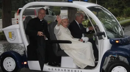 Benedicto XVI visita Castelgandolfo por sorpresa
