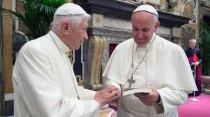 Benedicto XVI y Papa Francisco en 65 aniversario de ordenación sacerdotal del Papa Emérito. Foto: L'Osservatore Romano.