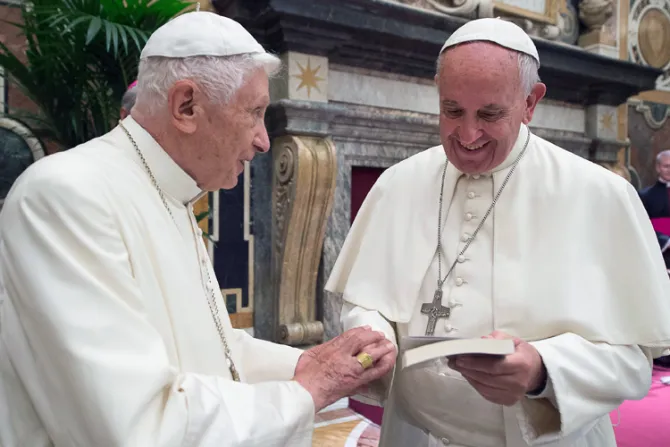 Benedicto XVI saludó al Papa Francisco por su 80 cumpleaños