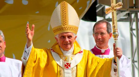 Vaticano desmiente que Benedicto XVI tenga una enfermedad paralizante