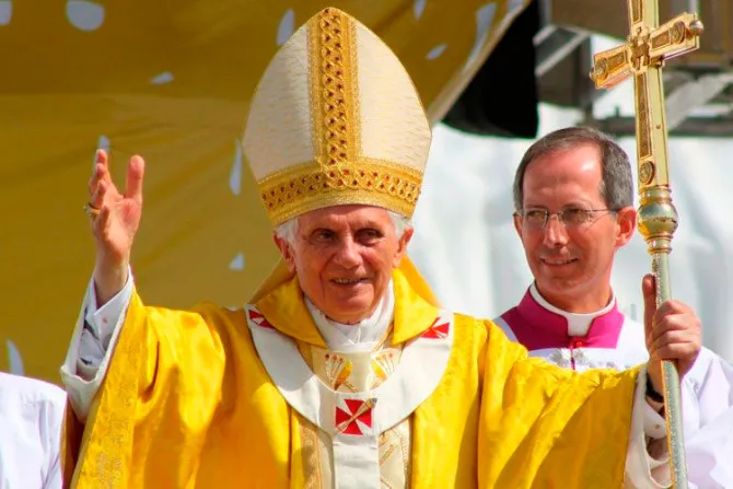 Vaticano desmiente que Benedicto XVI tenga una enfermedad paralizante