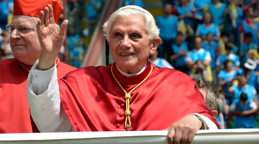 28. Mai 2020, 01:24 Uhr Heute feiert Benedikt XVI. 43 Jahre als Bischof BenedictoXVI_WorldMeetingOfFamilies2012ACIPrensa_270515