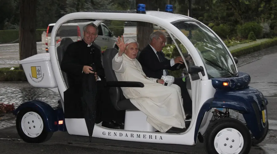 Papa emérito Benedicto XVI con Mons. Georg Gänswein en 2015. Foto: Diócesis de Faenza-Modigliana