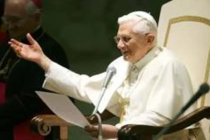 El Papa Benedicto XVI se despide de sacerdotes de su diócesis